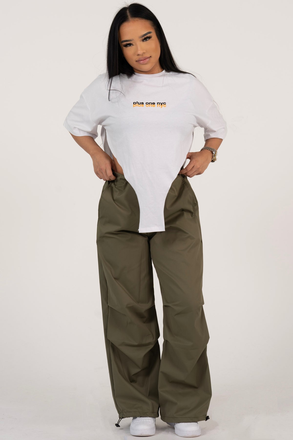 Kaki cargo pants | groene cargobroek | cargobroek | the girl wearing 
