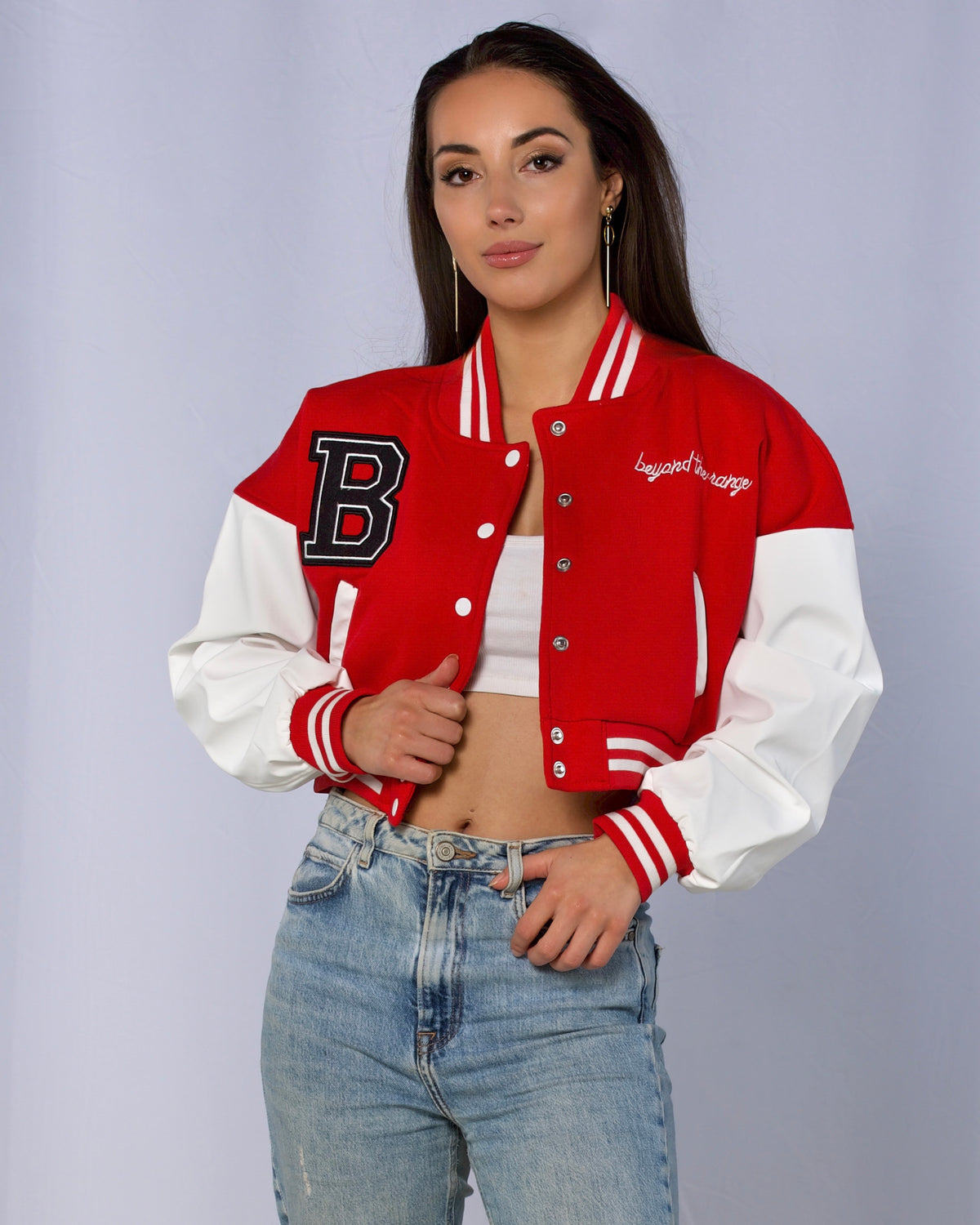 red cropped varsity jacket | rode varsity jas | varsity jackets | the girl wearing | jassen | trends 2022